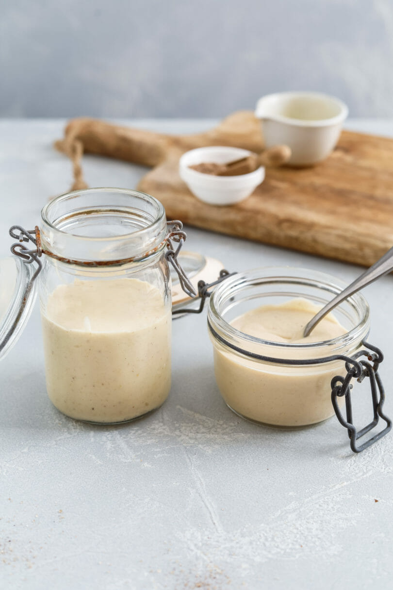 Vegane Vanillesoße einfach selber machen - Rezept für 2 Varianten: Vegane Vanillesoße auf Basis von Cashewkernen und alternativ mit Speisestärke oder Puddingpulver