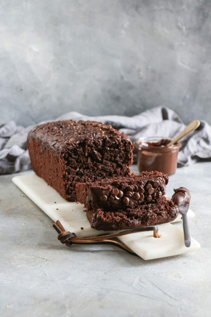 Dieser saftige Zucchini-Schoko-Kuchen ist ein Muss für den Sommer und schmeckt lecker und schokoladig!