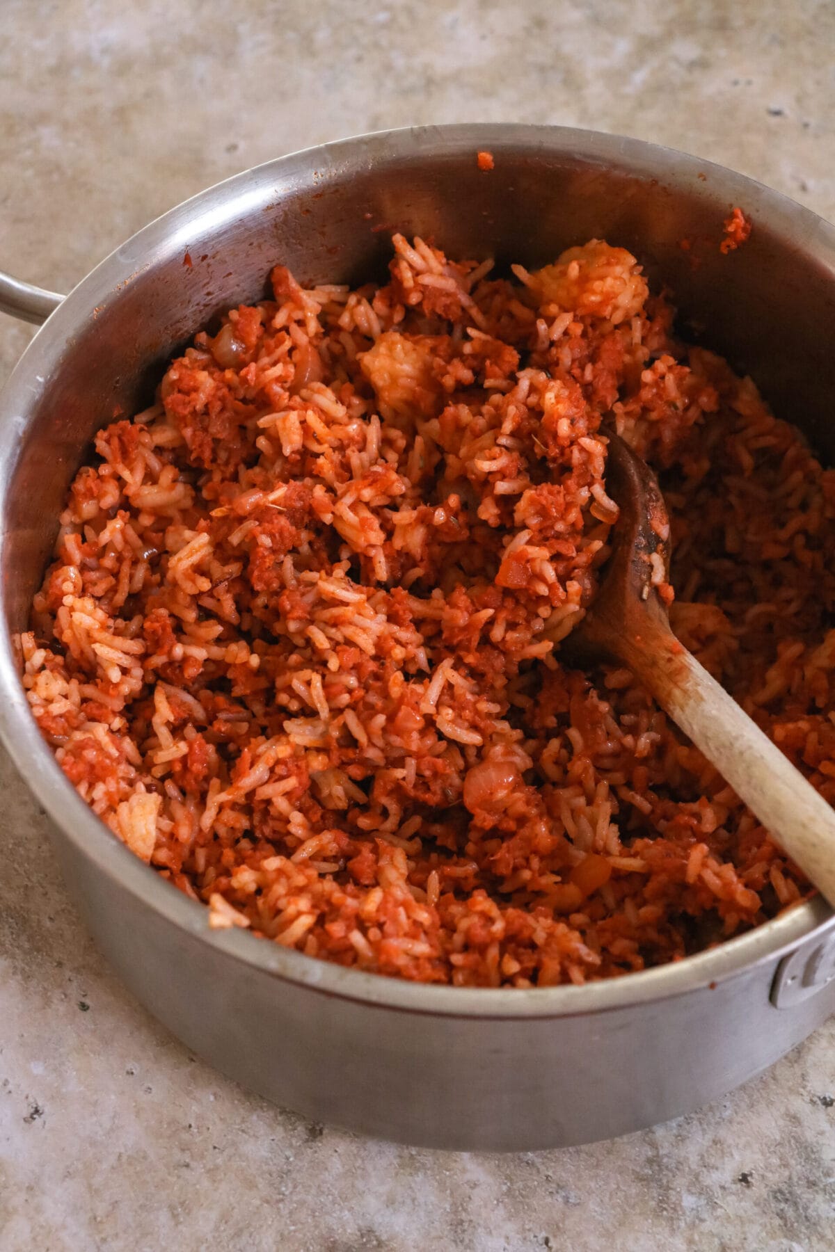 Vegane gefüllte Paprika mit Reis und Tomatensauce