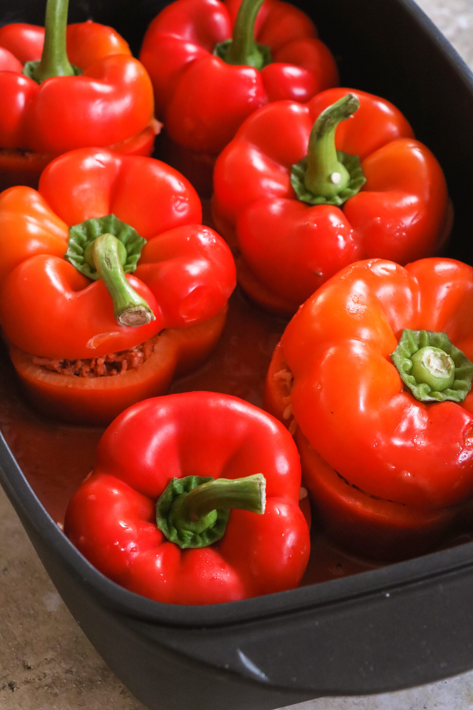 Vegane gefüllte Paprika mit Reis und Tomatensauce