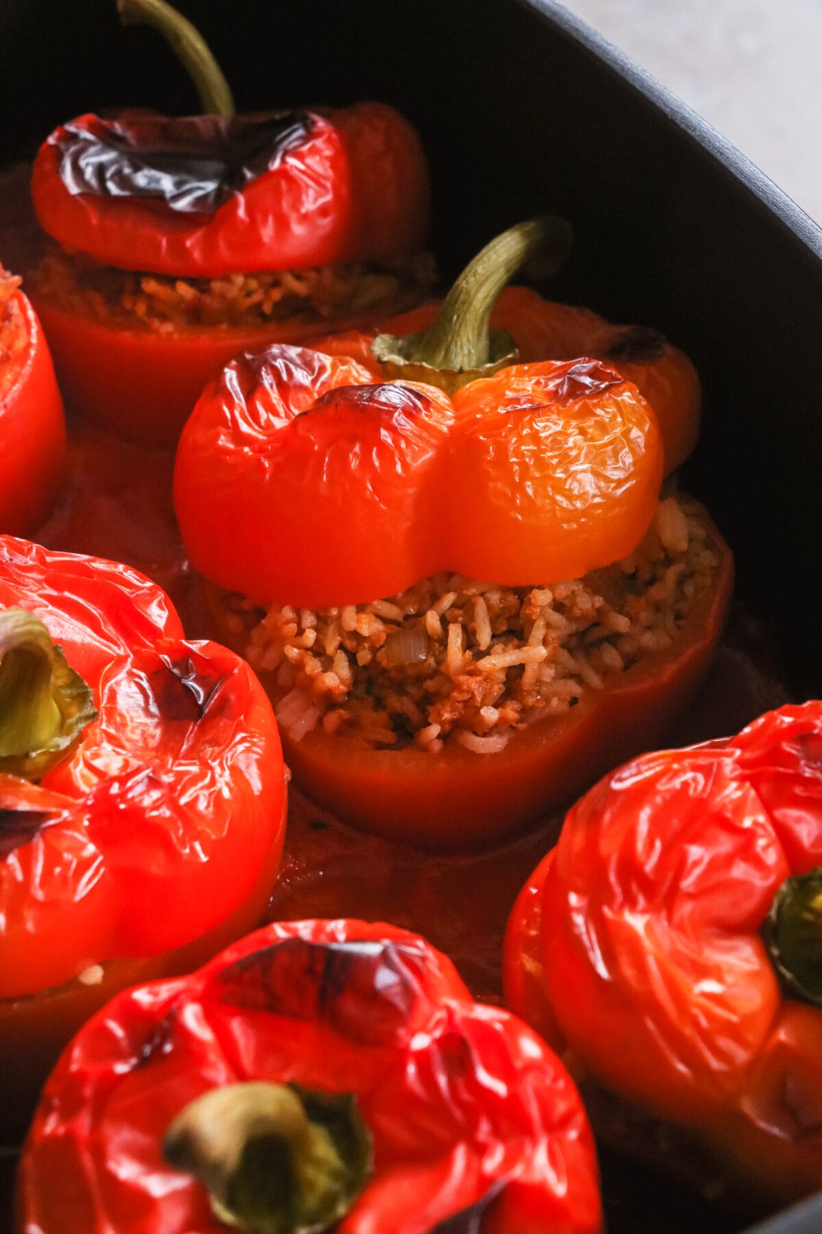 Vegane gefüllte Paprika mit Reis und Tomatensauce