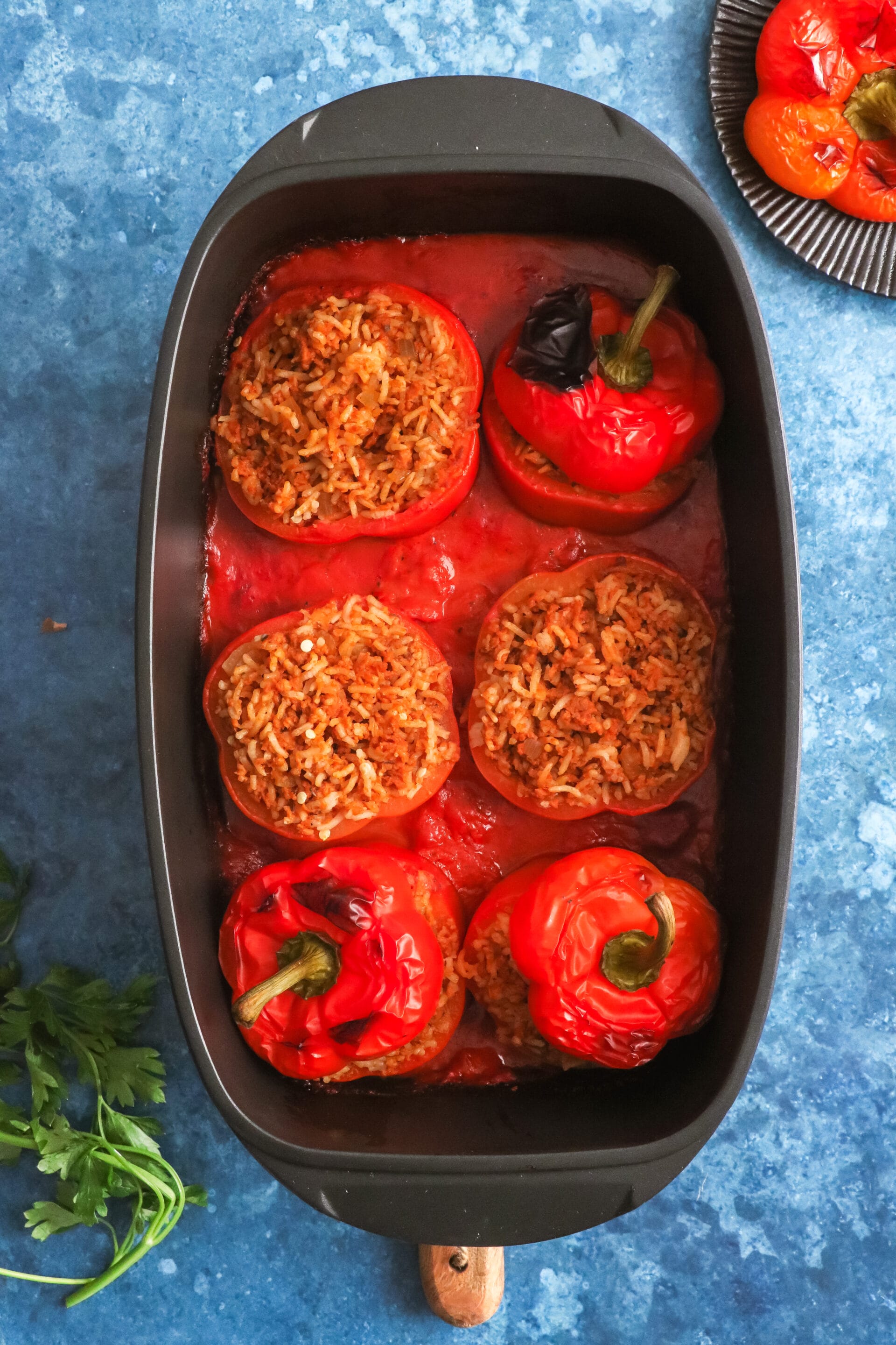 Vegane gefüllte Paprika mit Reis und Tomatensauce Vegane gefüllte Paprika mit Reis und Tomatensauce