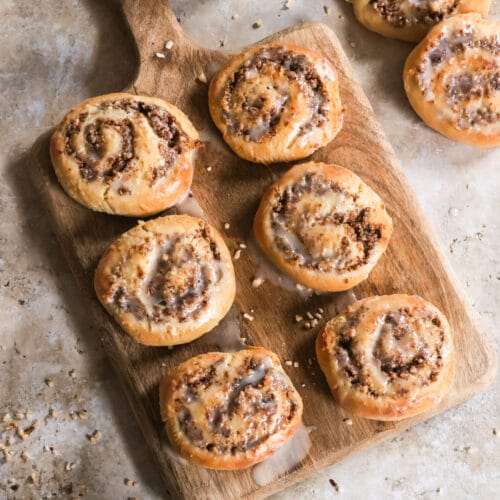 Vegane Nussschnecken mit Haselnüssen auf einem Holzbrett