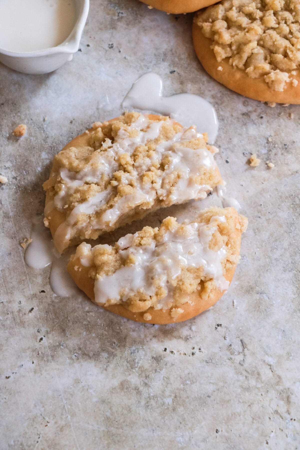 Saftige Streuseltaler wie vom Bäcker - vegan, mit Hefe &amp; Butterstreusel