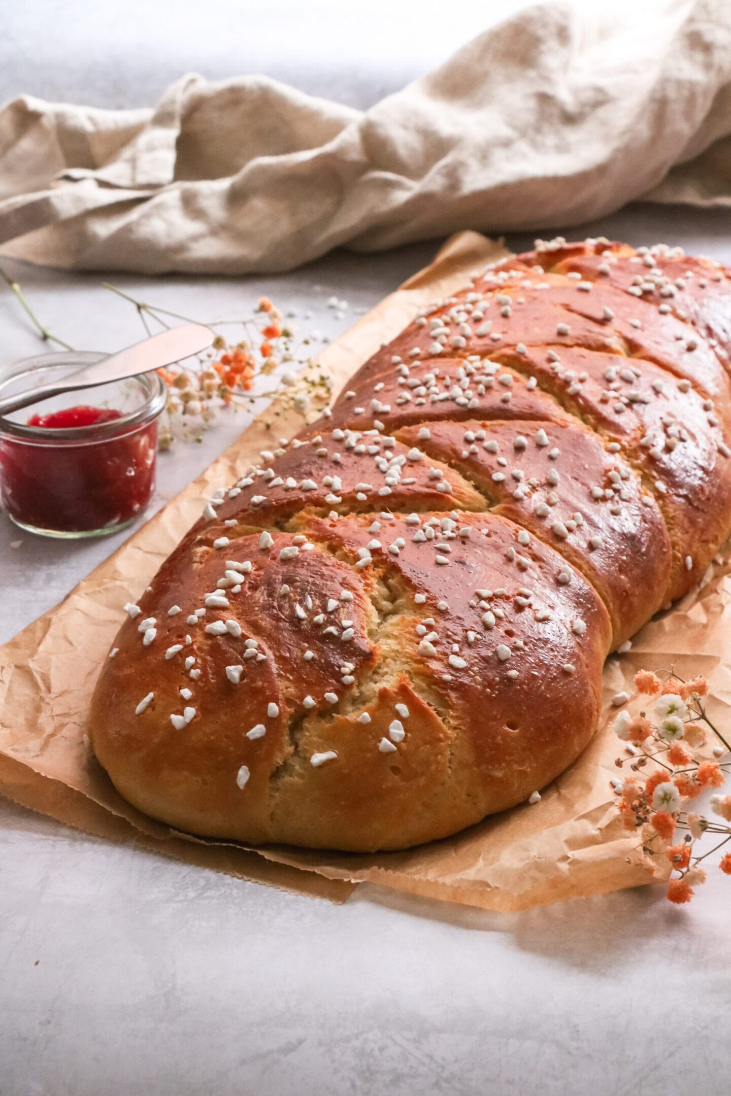 Saftiger Hefezopf (Osterzopf) mit Hagelzucker - vegan &amp; ohne Ei