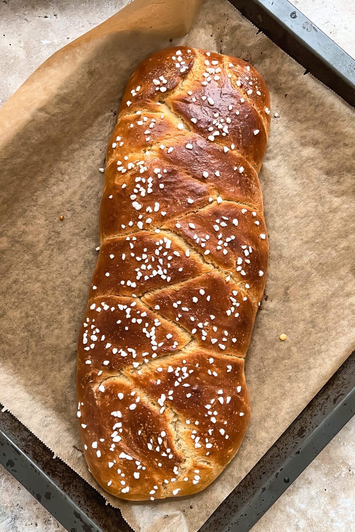 Saftiger Hefezopf (Osterzopf) mit Hagelzucker - vegan &amp; ohne Ei