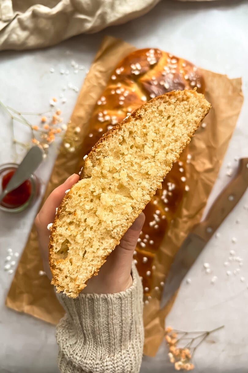 Eine Scheibe vom fertig gebackenem veganen Hefezopf ohne Ei