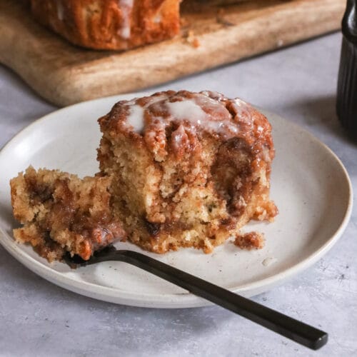 Veganer Zimtschneckenkuchen auf einem Teller auf hellem Hintergrund