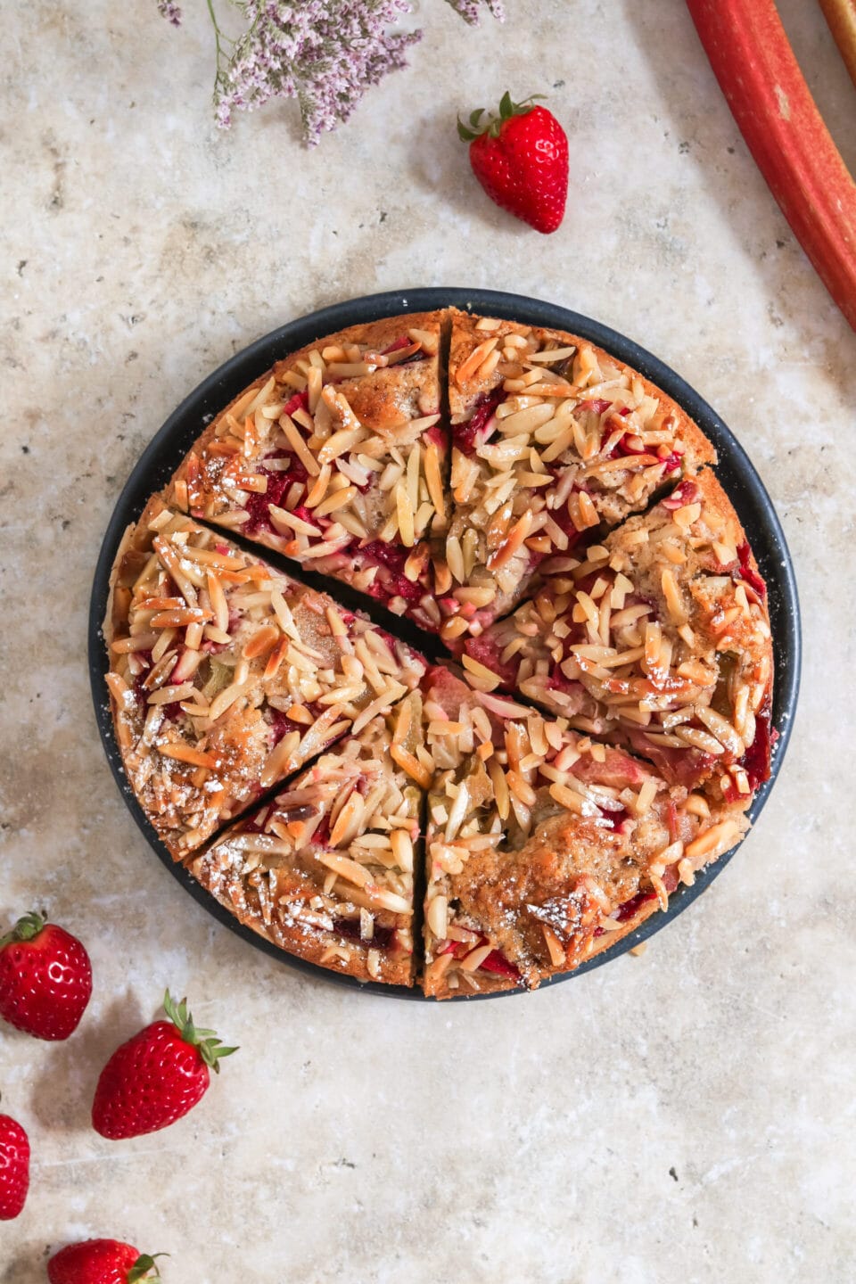 Veganer Rhabarber-Erdbeer-Kuchen (aus Rührteig ohne Ei)