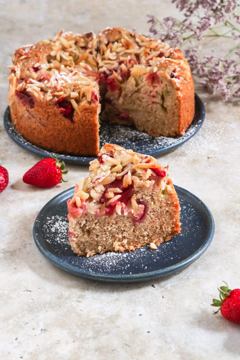 Veganer Rhabarber-Erdbeer-Kuchen (aus Rührteig ohne Ei)