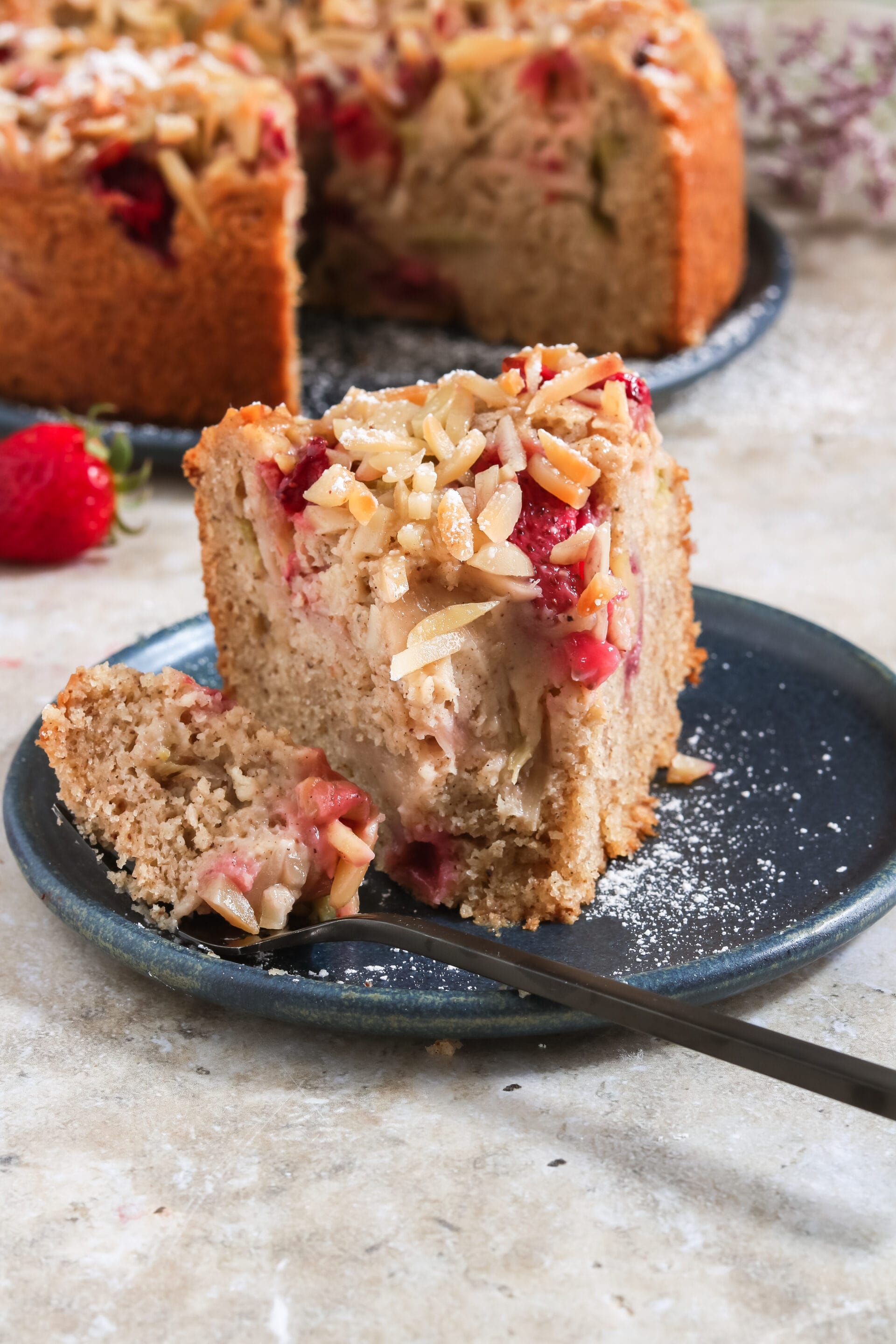 Veganer Rhabarber-Erdbeer-Kuchen (aus Rührteig ohne Ei)