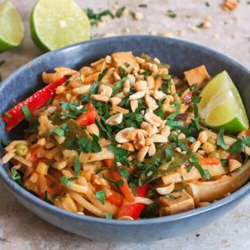 Veganes Pad Thai mit Erdnüssen, Koriander und Limettenstücken