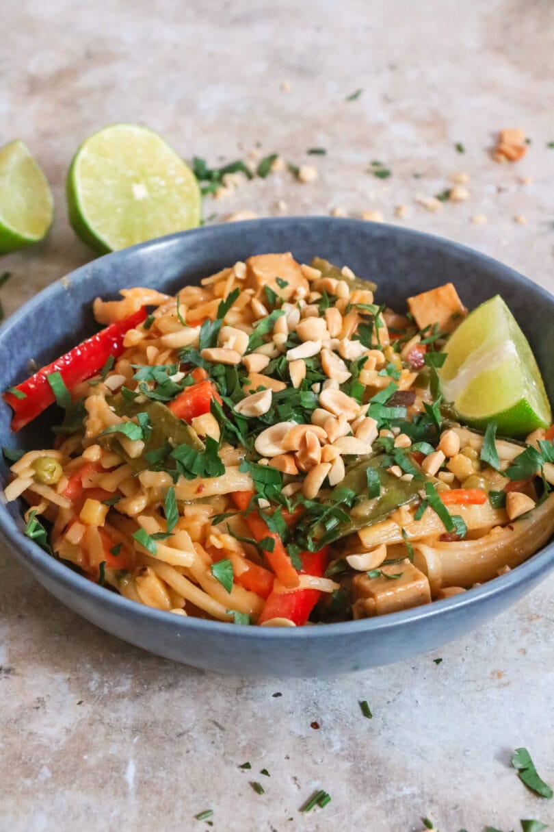 Veganes Pad Thai mit Erdnüssen, Koriander und Limettenstücken