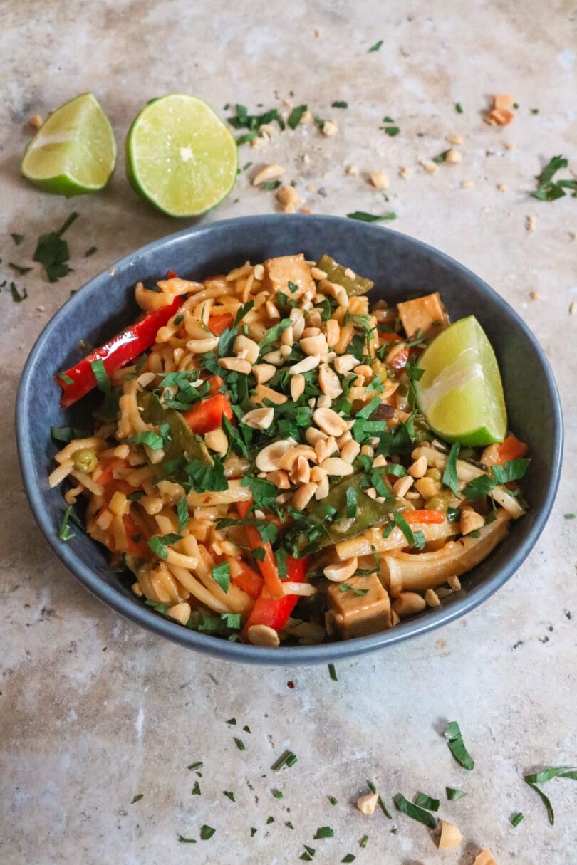 Veganes Pad Thai mit Erdnüssen, Koriander und Limettenstücken