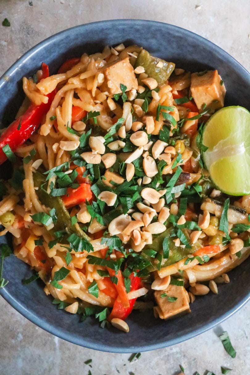 Veganes Pad Thai mit Erdnüssen, Koriander und Limettenstücken