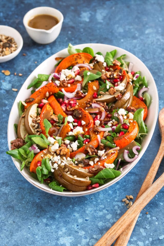 Herbstlicher Hokkaido Kürbissalat mit Birne und Walnüssen