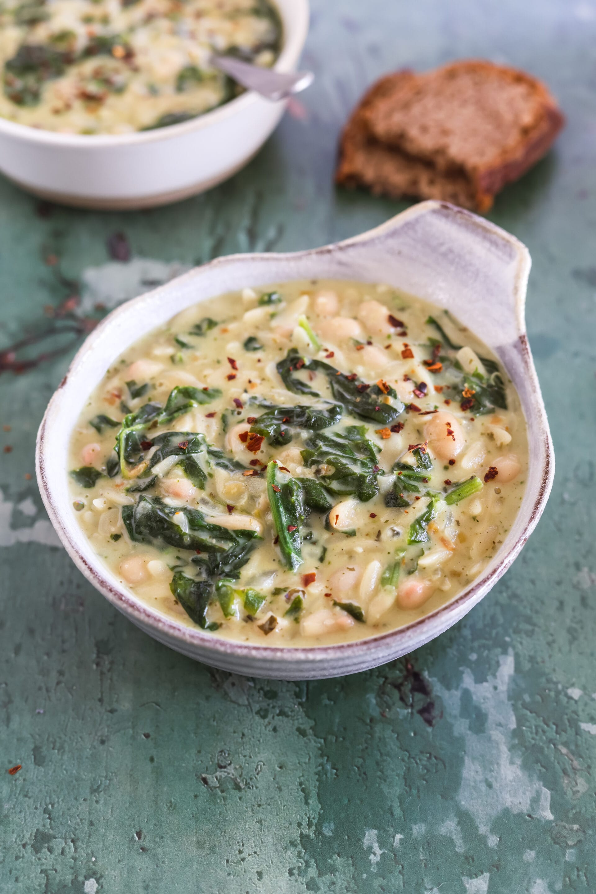 Weiße Bohnensuppe mit Nudeln & Spinat - vegan & deftig Weiße Bohnensuppe mit Nudeln & Spinat - vegan & deftig