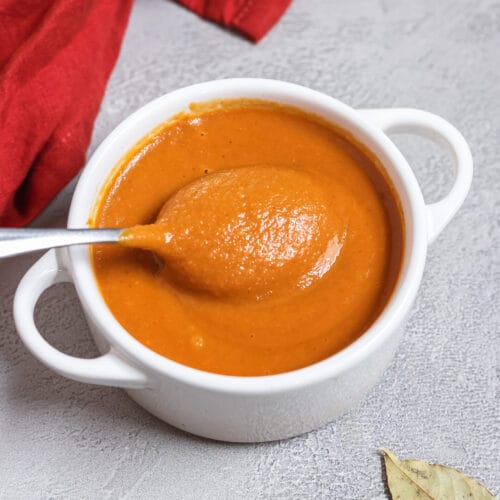 Selbst gemachte vegne Bratensauce in einer weißen Schüssel