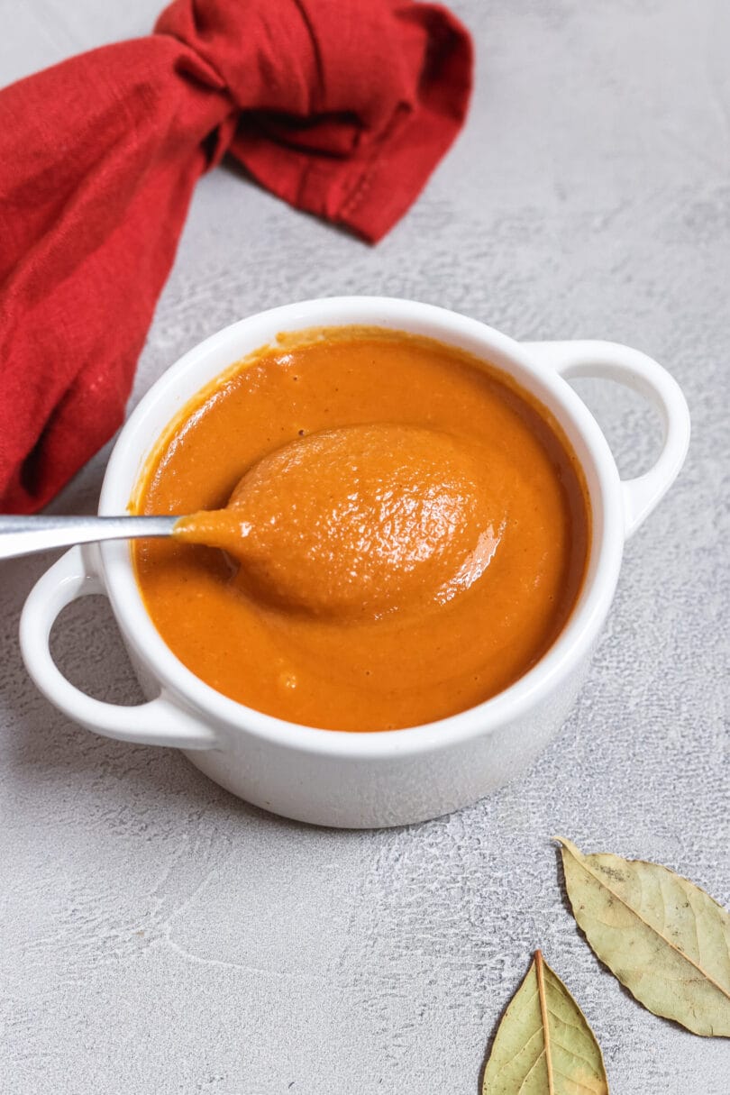 Selbst gemachte vegne Bratensauce in einer weißen Schüssel