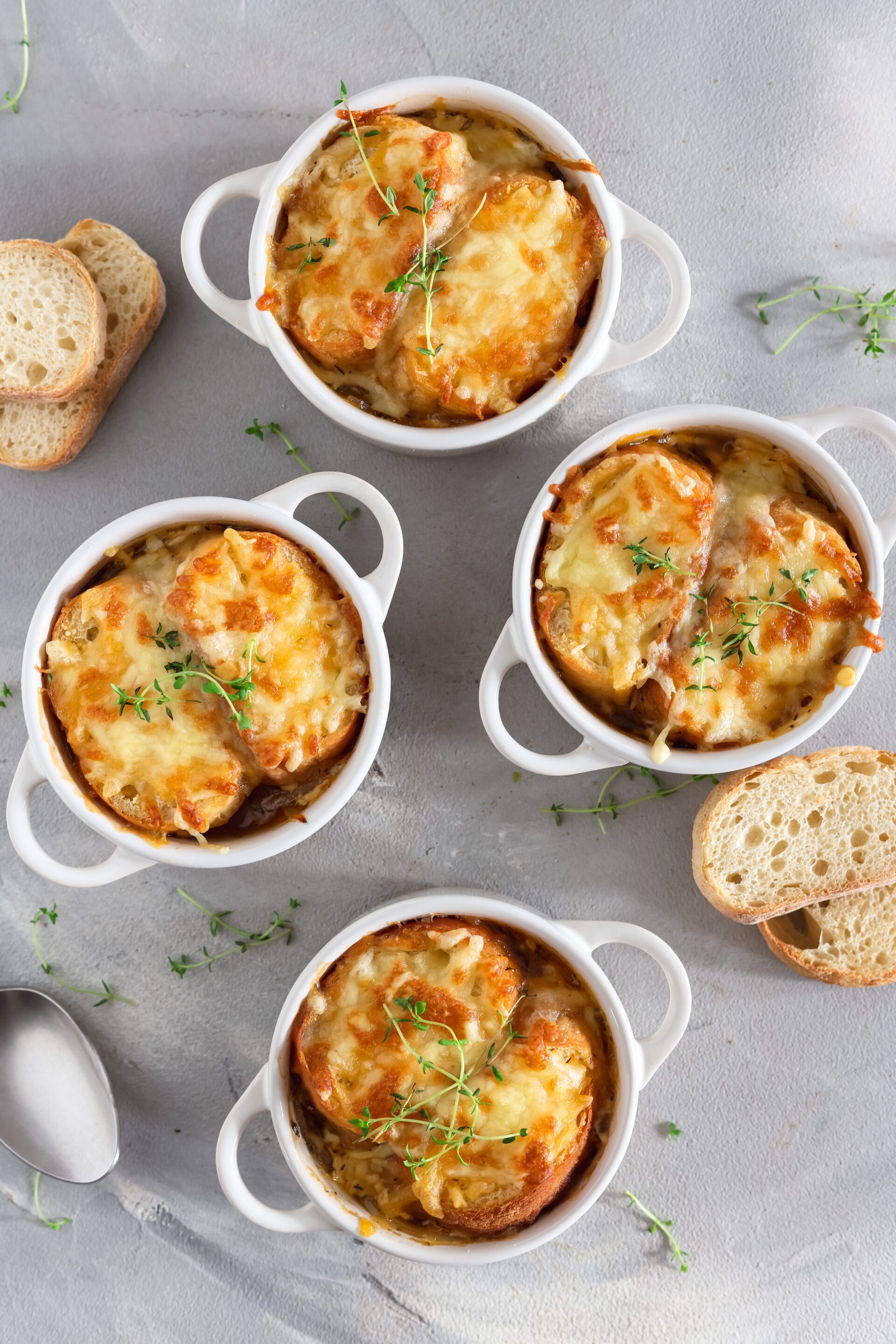 Französische Zwiebelsuppe mit Käse & Baguette