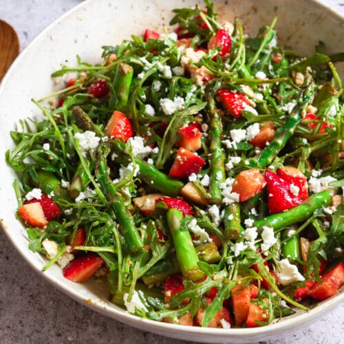 Bunter Salat mit grünem Spargel, Erdbeeren, Rucola und veganem Feta - ein gesundes, saisonales Rezept für den Frühling
