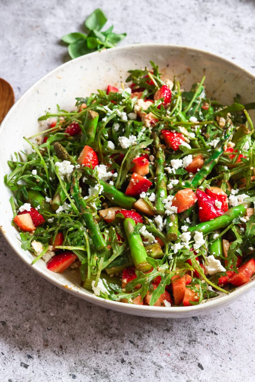 Bunter Salat mit grünem Spargel, Erdbeeren, Rucola und veganem Feta - ein gesundes, saisonales Rezept für den Frühling