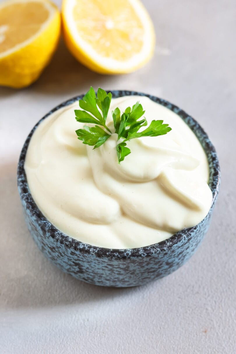 Cremige, vegane Mayo ohne Ei angerichtet in einer Schale.
