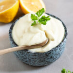 Cremige, vegane Mayo ohne Ei angerichtet in einer Schale.