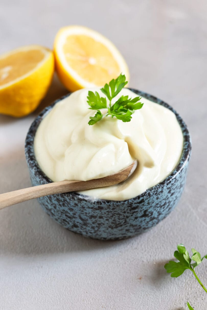 Cremige, vegane Mayo ohne Ei angerichtet in einer Schale.