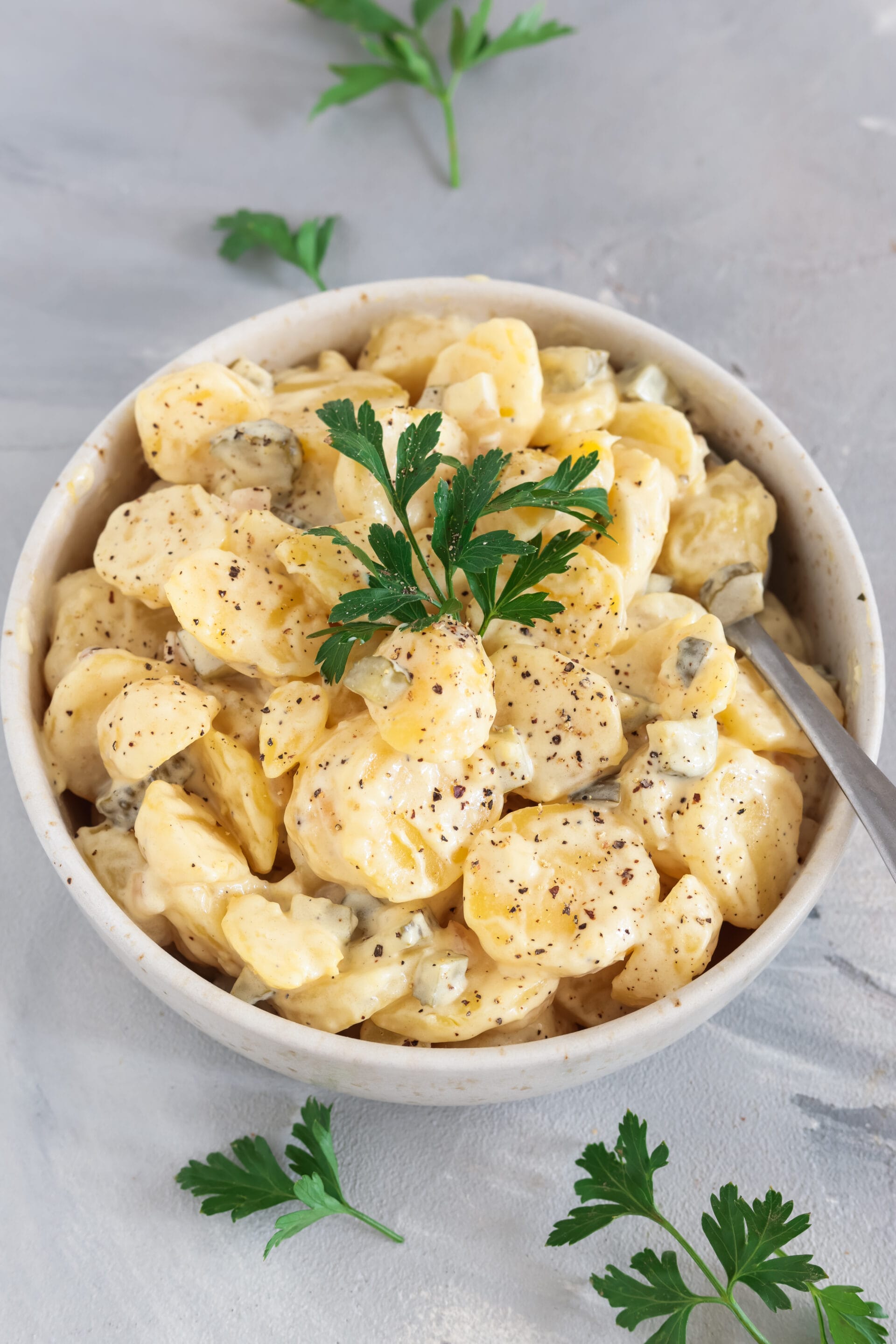 Kartoffelsalat ohne Ei mit veganer Mayo, Kartoffelscheiben und frischer Petersilie von oben